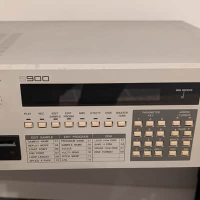Akai S900 MIDI Digital Sampler 1986 - White