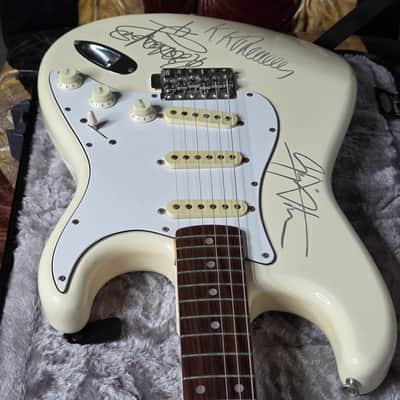Fender Stratocaster Ex JUDAS PRIEST Artist Owned by K.K. Downing, band signed by KK, Rob Halford and Glenn Tipton. 1985 Vintage 80s guitar. Custom Shop strat flight case included image 20