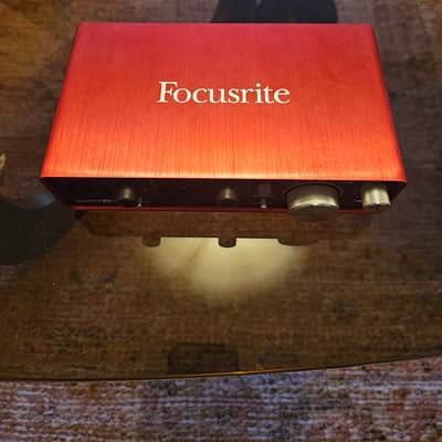 Focusrite Scarlett 2i2 2nd Gen USB Audio Interface 2016 - 2018 - Red / Black image 2