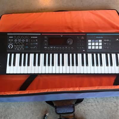 Roland Juno DS61 Synthesizer with backpack case + Stand