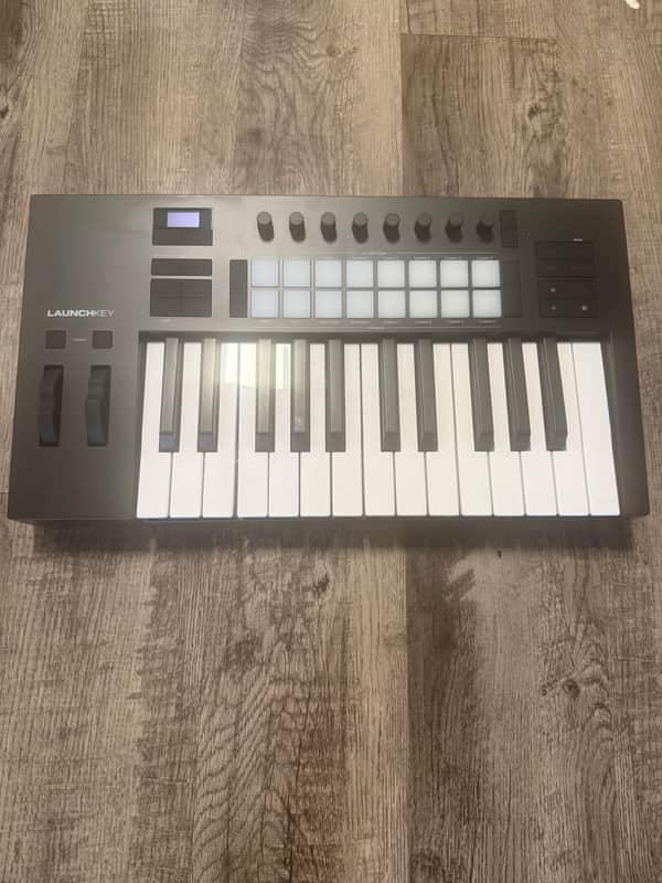 Novation Launchkey 25 MK4 MIDI Keyboard Controller 2013 - 2015 - Black image 1