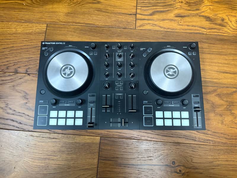 Native Instruments Traktor Kontrol S2 MK3 2018 - Black image 1
