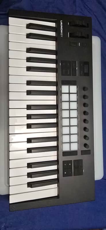 Novation Launchkey 37 MKIV MIDI Keyboard Controller 2024 - Present - Black image 1