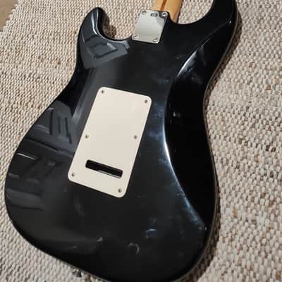 Fender Standard Stratocaster MiM with Maple Fretboard 2002 - Black image 3