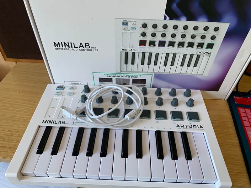 Arturia MiniLab MkII 25-Key MIDI Controller 2017 - Present - White image 1