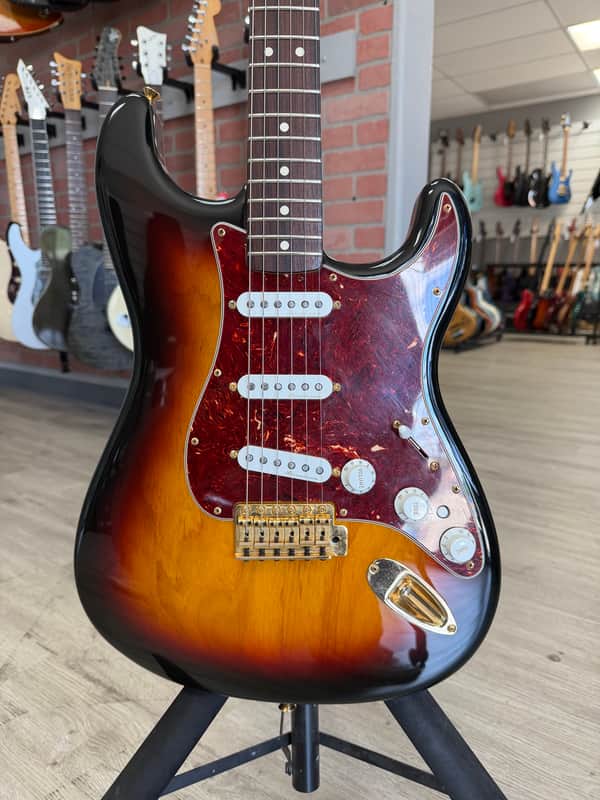 *2007 MIM* Fender Deluxe Players Stratocaster 3-Color Sunburst