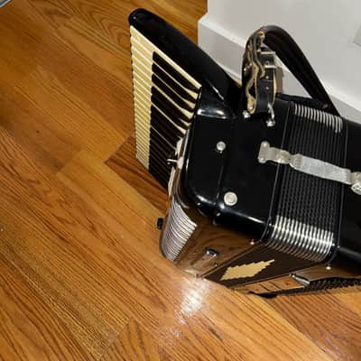 Guerrini Piano Accordion, Golden Era Custom Made (Concerto Model), Full Size, 41/120 , 3/5 Set of Reeds, A443 Hz Musette, 7 Treble 3 Bass Switches + Palm Master Switch, Built-In Microphone Pickup – Made in Italy image 8