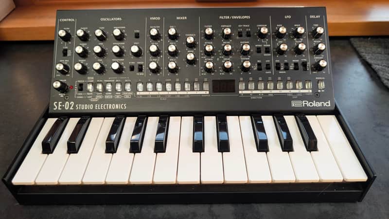 Roland SE-02 Boutique Series Synthesizer Module with K-25m Keyboard