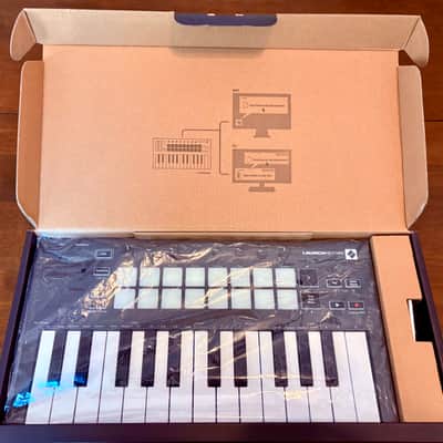 Novation LaunchKey Mini MIII Keyboard Controller + MIDI Dongle! image 9