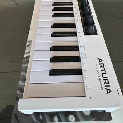 **LIKE NEW-IN BOX-ONE OWNER-Arturia KeyStep 37 MIDI Controller 2021 - 2025 - White image 8