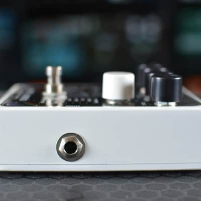 Electro-Harmonix String9 String Ensemble 2022 - Present - White / Brown Graphic image 5