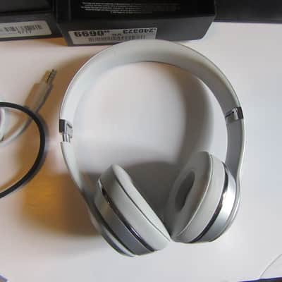 New Beats Solo3 Wireless  2020s image 9