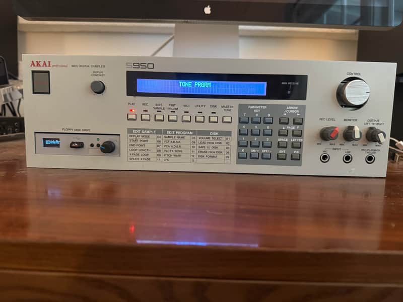 Akai S950 MIDI Digital Sampler 1988 - White image 1