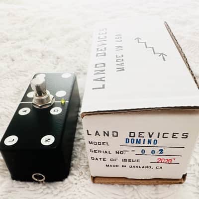 Land Devices Domino LAND DEVICES Domino - White | Deluxe Guitars