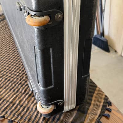 Gator Hardshell travel case with wheels 2000’s - Gloss image 4