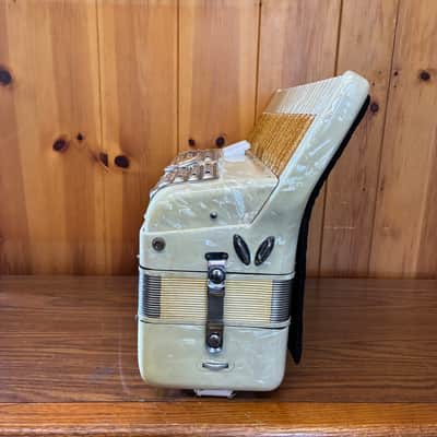 WHITE AND GOLD TITANO IDEAL PIANO ACCORDION image 4