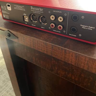 Focusrite Scarlett 2i4 2nd Gen USB Audio Interface 2016 - 2018 - Red / Black image 3