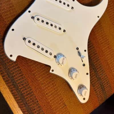 Fender American stratocaster loaded pickguard 2007 - Parchment image 1