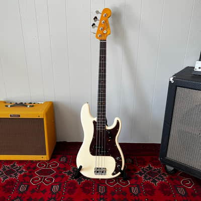 Mojo Dojo – Olympic White Precision Bass – AV II Neck – Custom Shop Pickup – PLEK + Pro Setup – Excellent Player image 2