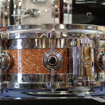 Immagine DW 5x14 Edge Series Snare Drum in Champagne Glass Glitter - 4