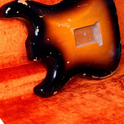 Freakaster Stratocaster Relic Body 3 Tone Sunburst image 16