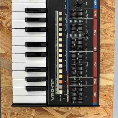 Roland JU-06A + Roland Boutique K-25m Keyboard