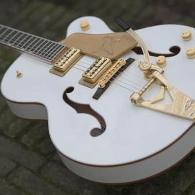 Gretsch G6136TG Players Edition Falcon™ Hollow Body with String-Thru Bigsby® and Gold Hardware - White image 12