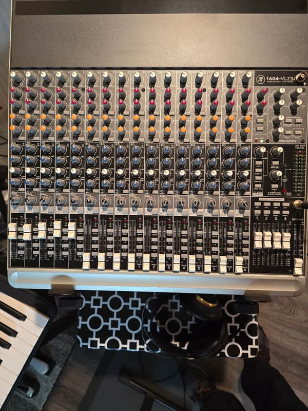 Mackie 1604-VLZ3 16-Channel Mic / Line Mixer | Reverb
