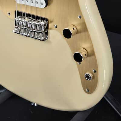 Squier 0374096589 Classic Vibe™ Duo-Sonic™ HS, Maple Fingerboard, Gold Anodized Pickguard, Desert Sand image 4