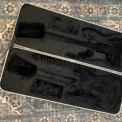 Fender Vintage Molded Hardshell Case for Strat or Tele 70s-80s - Black image 5
