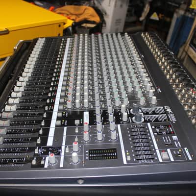 Yamaha EMX 5000-20/Powered Mixer 1000 Watts with 2 Effect Engines in Road Case image 3