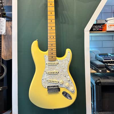 Fender Deluxe Roadhouse Stratocaster with Maple Fretboard 2014 - 2015 - Vintage White image 1