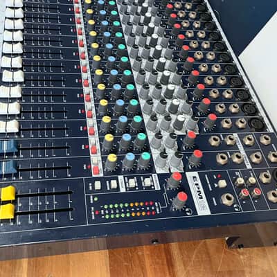 Soundcraft EPM12 12-Channel Mixer - Blue image 4