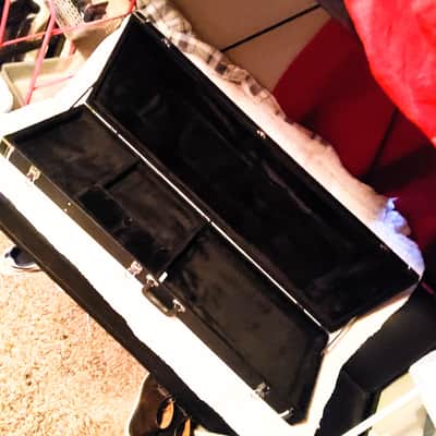 🎸 Hard Case for Electric Bass Guitar Made of Pleather with a Plush interior! For Jazz Bass, Precision (P) Bass, EB/SG Bass, Rickenbacker, & More!🎸 image 3