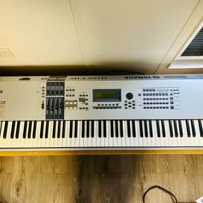 Yamaha Motif ES8 Synthesizer (Gray)