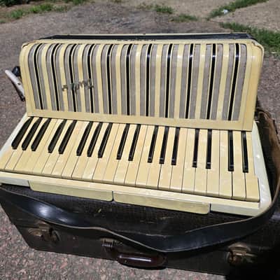 5632 - Black Harmony Castelfidardo Piano Accordion LMMH 41 120