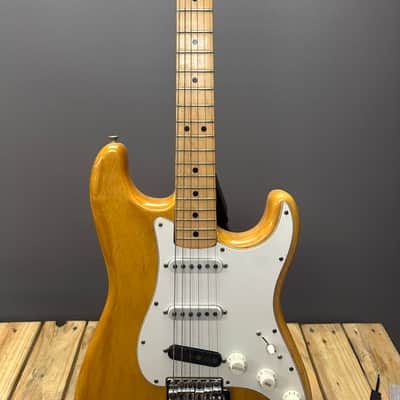 1975 Fender Stratocaster Natural Solid Body Electric Guitar, image 2