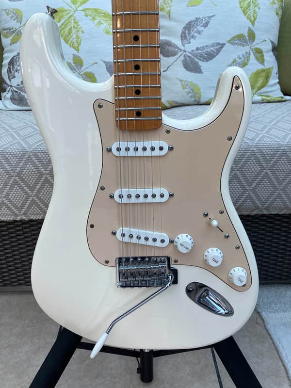 Fender Standard Stratocaster with Maple Fretboard 2014 - Arctic White image 1