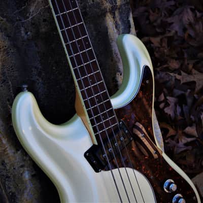 Mosrite VENTURES Bass 1991 White Pearl. The last guitar built by Semie Moseley. RAREST. Only one image 9