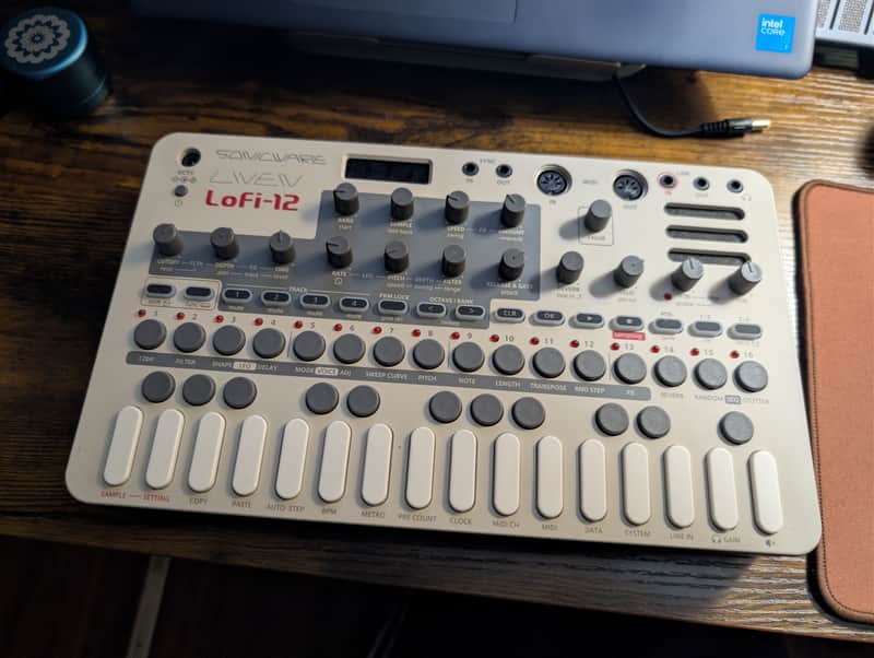 Sonicware Liven Lofi-12 27-Key Sampling Groovebox 2023 - Present - Silver image 1