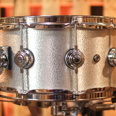 DW 6.5x14 Collector's 3mm Wrinkle Coat Aluminum Snare Drum - DRVA6514SVC image 2