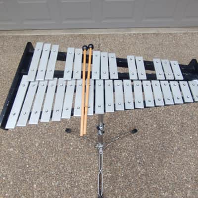 Unknown Student 32 bell chime set w/ stand, case, practice pad - excellent! image 3