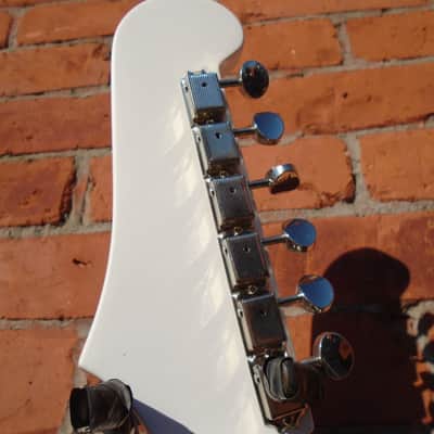 Guild Starfire l Jet 90 Transparent White , store demo image 7