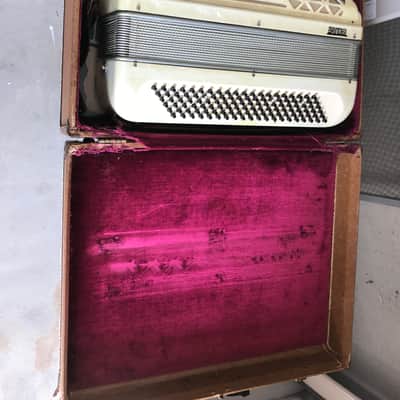 Brindisi Accordion, 120 1930 white image 2