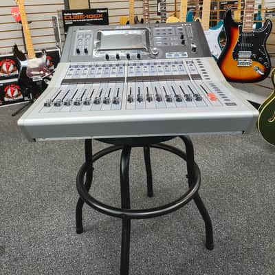 Yamaha TF1 40 Input Digital Mixing Console - Grey / Black