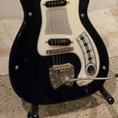 Hagstrum model 1 guitar Model 1 1960s - Black plastic, the back black paint image 1