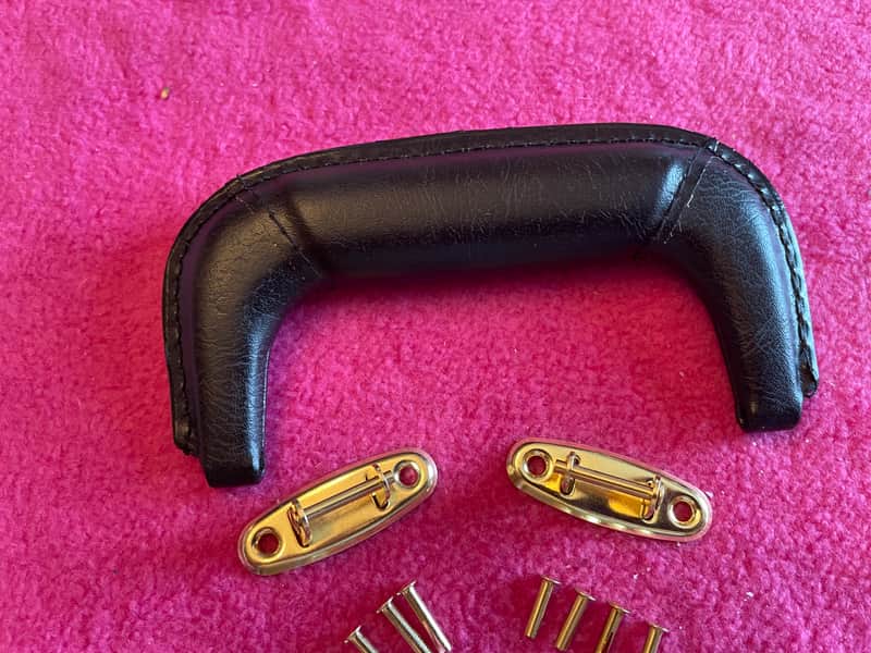 Gibson case handle