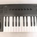 Native Instruments Komplete Kontrol A25 Controllers 25-Key