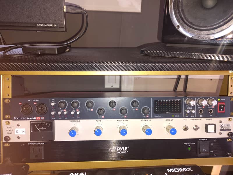 Focusrite Scarlett 18i20 first gen 2010s - Black/red image 1