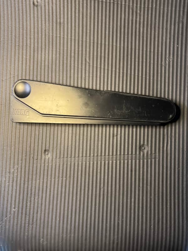 Korg M1 61-Key left endbell image 1